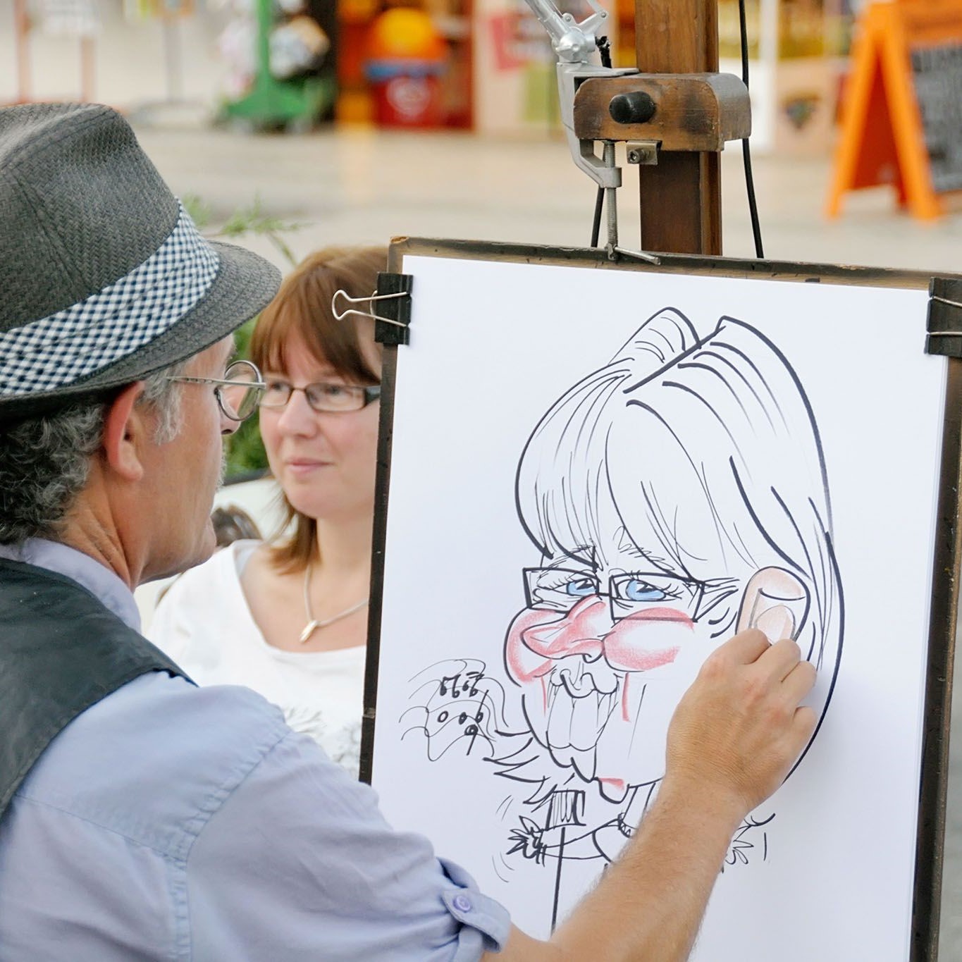 художник рисует шарж